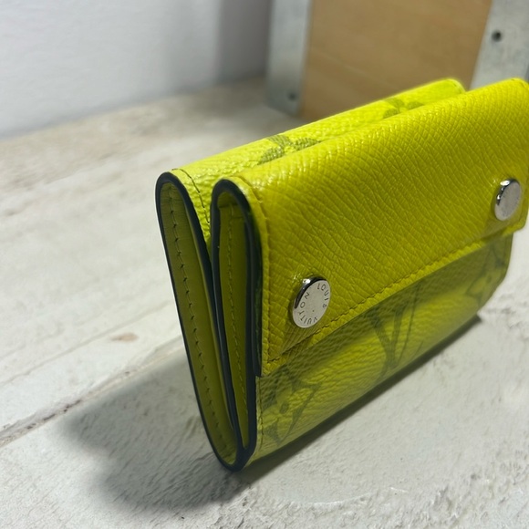 Louis Vuitton Taigalama Discovery Compact Wallet Jaune - Picture 13 of 16